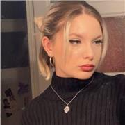 Jeune femme dont le rêve est de devenir professeur au sein de l'armée de l'air et qui souhaite mettre ses compétences à profit !